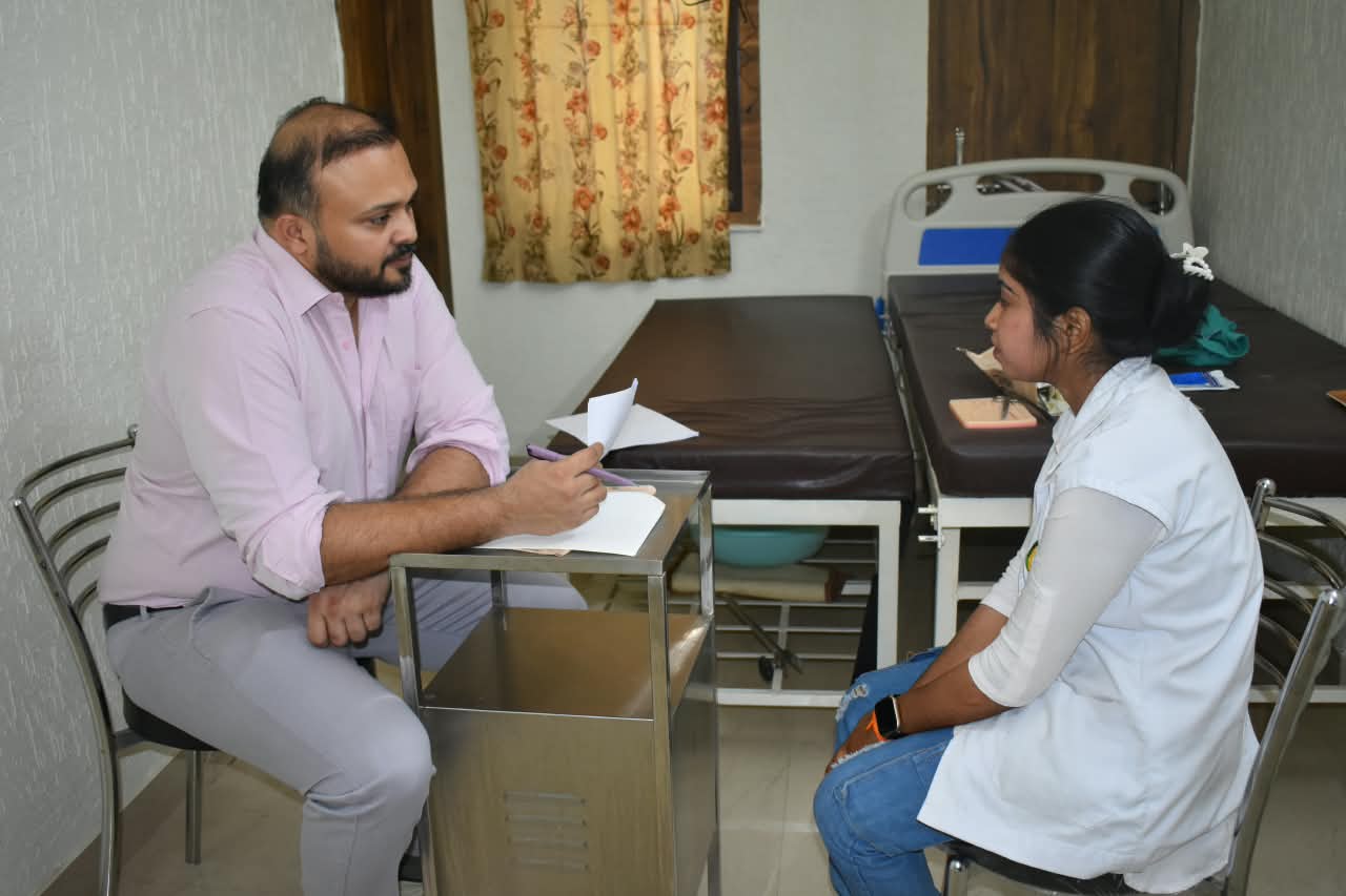 Dr. Ekansh Debuka in a one-to-one clinical teaching discussion